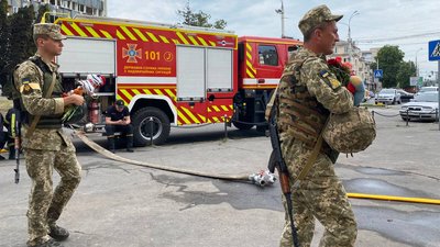 Наслідки ракетного обстрілу у Вінниці — фоторепортаж Наслідки ракетного обстрілу у Вінниці — фоторепортаж