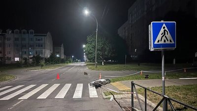 Скутер лежить на проїзній частині