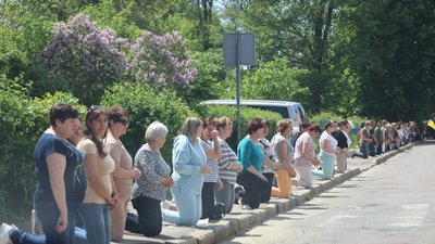 Мешканці Борислава зустріли скорботний кортеж з тілом військового водія Юрія Багнія Мешканці Борислава зустріли скорботний кортеж з тілом військового водія Юрія Багнія