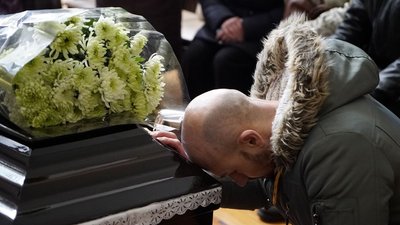 У Харкові прощаються з Володимиром Вакуленком, якого вбили російські військові У Харкові прощаються з Володимиром Вакуленком, якого вбили російські військові