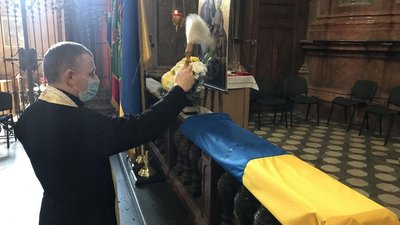 Над вежею львівської Ратуші підняли синьо-жовтий стяг Над вежею львівської Ратуші підняли синьо-жовтий стяг