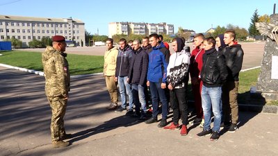Шістнадцять призовників Житомирщини відправили у десантно-штурмові війська Шістнадцять призовників Житомирщини відправили у десантно-штурмові війська