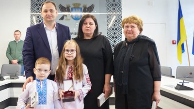 У Франківську родичам полеглих у війні бійців вручили відзнаки У Франківську родичам полеглих у війні бійців вручили відзнаки