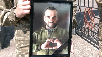 Загинув, рятуючи побратима: у Житомирі попрощалися з військовим Олександром Зелінським Загинув, рятуючи побратима: у Житомирі попрощалися з військовим Олександром Зелінським
