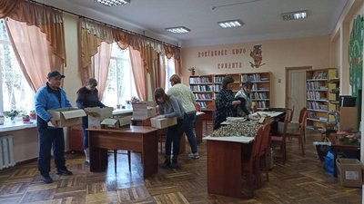 Тепло для воїнів на фронт: у бібліотеці для дітей на Житомирщині виготовляють окопні свічки