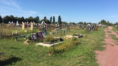 На Житомирщині двох підлітків підозрюють у пошкодженні 9 пам'ятників на кладовищі На Житомирщині двох підлітків підозрюють у пошкодженні 9 пам'ятників на кладовищі