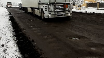 Дорогу почали ремонтувати два роки тому, проте досі не зробили Дорогу почали ремонтувати два роки тому, проте досі не зробили