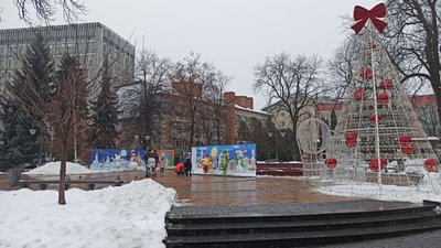 Грінч, Фердинад та Майк Вазовський: новорічні фотозони у Вінниці Грінч, Фердинад та Майк Вазовський: новорічні фотозони у Вінниці