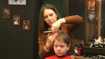 В Івано-Франківську організували курси з перукарського мистецтва для переселенців В Івано-Франківську організували курси з перукарського мистецтва для переселенців
