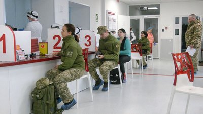 Бути донором — за честь: у Черкасах прикордонники здавали кров для поранених бійців Бути донором — за честь: у Черкасах прикордонники здавали кров для поранених бійців