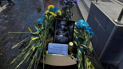 У Кам'янському на Дніпропетровщині відкрили меморіальну дошку загиблому бійцю Матвію Охотському