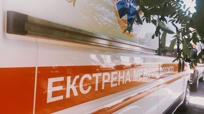 Дісталося і медикам: у Черкасах чоловік побив травмованого у кареті швидкої