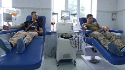 Чоловіки здають кров