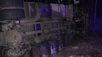 На Житомирщині біля пункту пропуску "Виступовичі" перевернулася вантажівка На Житомирщині біля пункту пропуску "Виступовичі" перевернулася вантажівка