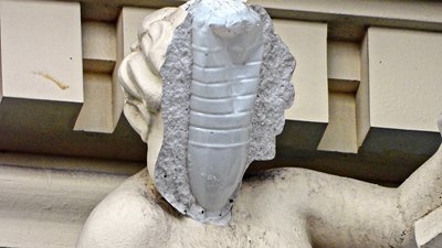 Пляшка замість каркаса. В Одесі обвалилася скульптура на фасаді будинку Русова