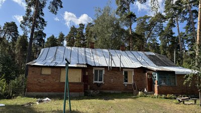 “Бах – і все, в хаті повно диму”: які наслідки ракетної атаки на Тростянець