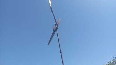 Житель Кривого Рогу облаштував будинок пристроями, які переробляють енергію сонця та вітру в електрику Житель Кривого Рогу облаштував будинок пристроями, які переробляють енергію сонця та вітру в електрику