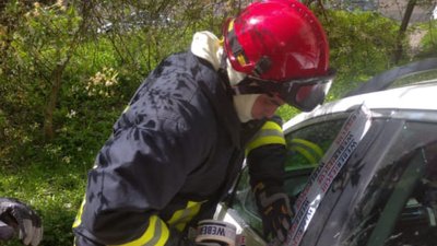 Рятувальники визволили із замкненої машини дитину Рятувальники визволили із замкненої машини дитину