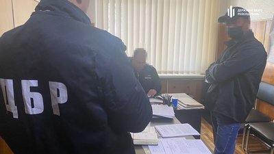 На Харківщині поліцейські катували чоловіка, щоб зізнався у вбивстві — ДБР На Харківщині поліцейські катували чоловіка, щоб зізнався у вбивстві — ДБР