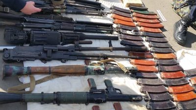 Називають себе волонтерами: на Луганщині затримали мікроавтобус зі зброєю. ФОТО Називають себе волонтерами: на Луганщині затримали мікроавтобус зі зброєю. ФОТО