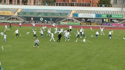 Одночасно в чотирьох містах України запустили в небо повітряні змії пів тисячі дітей Одночасно в чотирьох містах України запустили в небо повітряні змії пів тисячі дітей