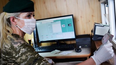 На кордоні у Нових Яриловичах родина білорусів попросила захисту в Україні через переслідування