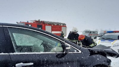 У Хмельницькій області зіткнулися рейсовий автобус та легковик. Травмовано семеро людей