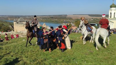 Чоловіки відтворюють Хотинську битву 1621 року
