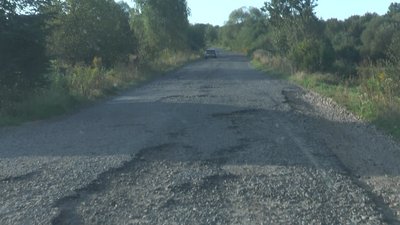 У прикарпатських Креховичах заасфальтували пів села. Інша половина - без дороги У прикарпатських Креховичах заасфальтували пів села. Інша половина - без дороги