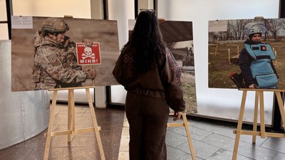 фотовиставка "Жінки у розмінуванні".
