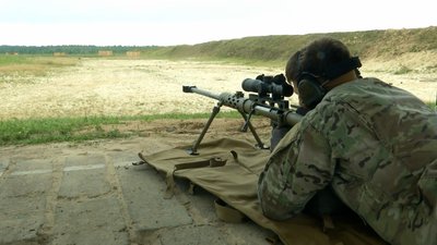 Пробиває броню: снайпери показали роботу гвинтівки “Володар обрію”, яку розробила українська компанія