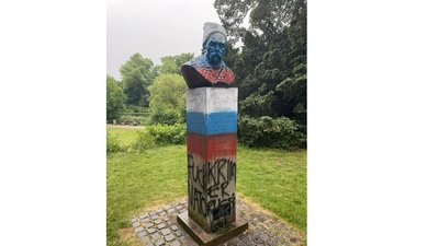 Перед матчем Євро-2020 у Данії вандали розфарбували пам'ятник Шевченку у російський триколор