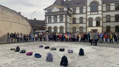 Близько 100 учнів Ужгородської школи №4 познайомилися з професією інспектора-кінолога Близько 100 учнів Ужгородської школи №4 познайомилися з професією інспектора-кінолога