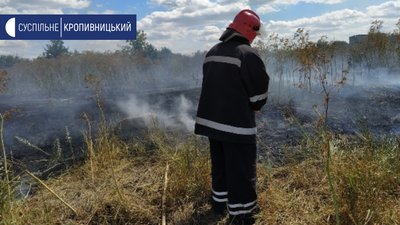 Неподалік сміттєзвалища у Кропивницькому горіли чагарники Неподалік сміттєзвалища у Кропивницькому горіли чагарники