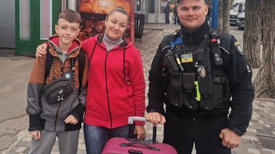 З мікрорайону Корабел у Херсоні поліцейські евакуювали жінку з 13-річним сином З мікрорайону Корабел у Херсоні поліцейські евакуювали жінку з 13-річним сином