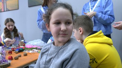 Діти-переселенці виготовляли свічки-обереги в Івано-Франківську Діти-переселенці виготовляли свічки-обереги в Івано-Франківську