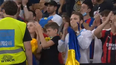 Фани прийшли на матч з прапорами України Фани прийшли на матч з прапорами України