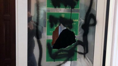 Розмалював з балончика таблички та повиривав дроти. Поліція затримала хулігана у приймальні депутата