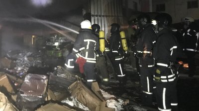 В Одесі горів склад із діжками спирту В Одесі горів склад із діжками спирту