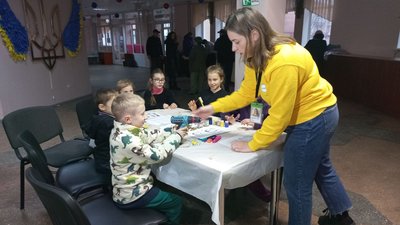 "Щоб вони скоріше перемагали": у Полтаві діти виготовляли новорічні іграшки для військових "Щоб вони скоріше перемагали": у Полтаві діти виготовляли новорічні іграшки для військових