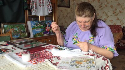 Валентина Матющенко з Сумщини продовжує сімейну традицію вишивки