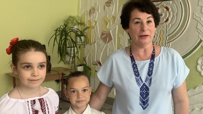 Оксана Палига, директорка Тернопільської початкової школи "Ерудит" з учасниками зустрічі Оксана Палига, директорка Тернопільської початкової школи "Ерудит" з учасниками зустрічі