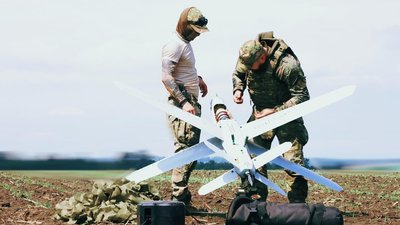 Військові біля безпілотника
