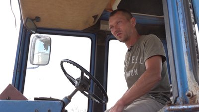 "Нікуди воно не поділося". Фермер з Довгенького міношукачем оглядає заміновані поля "Нікуди воно не поділося". Фермер з Довгенького міношукачем оглядає заміновані поля