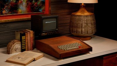Комп’ютер Apple-1, який Джобс та Возняк зібрали в гаражі, продали за $400 тисяч Комп’ютер Apple-1, який Джобс та Возняк зібрали в гаражі, продали за $400 тисяч