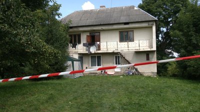 Будинок, де у підвалі знайшли тіла людей Будинок, де у підвалі знайшли тіла людей