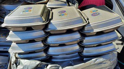 Гарячі обіди. Миколаївські волонтери годують переселенців та військових