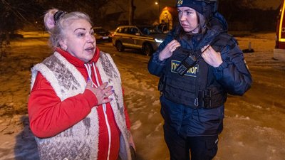 Жінка та працівниця ДСНС на місці російської атаки в Харкові, 26 лютого 2026 року Жінка та працівниця ДСНС на місці російської атаки в Харкові, 26 лютого 2026 року