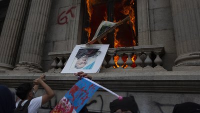 У Гватемалі протестувальники підпалили парламент через скорочення бюджету на освіту У Гватемалі протестувальники підпалили парламент через скорочення бюджету на освіту