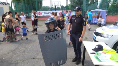Патрульні поліцейські організували для дітлахів теж своєрідне свято - з примірянням спецзасобів та вивченням правил дорожнього руху. Патрульні поліцейські організували для дітлахів теж своєрідне свято - з примірянням спецзасобів та вивченням правил дорожнього руху.